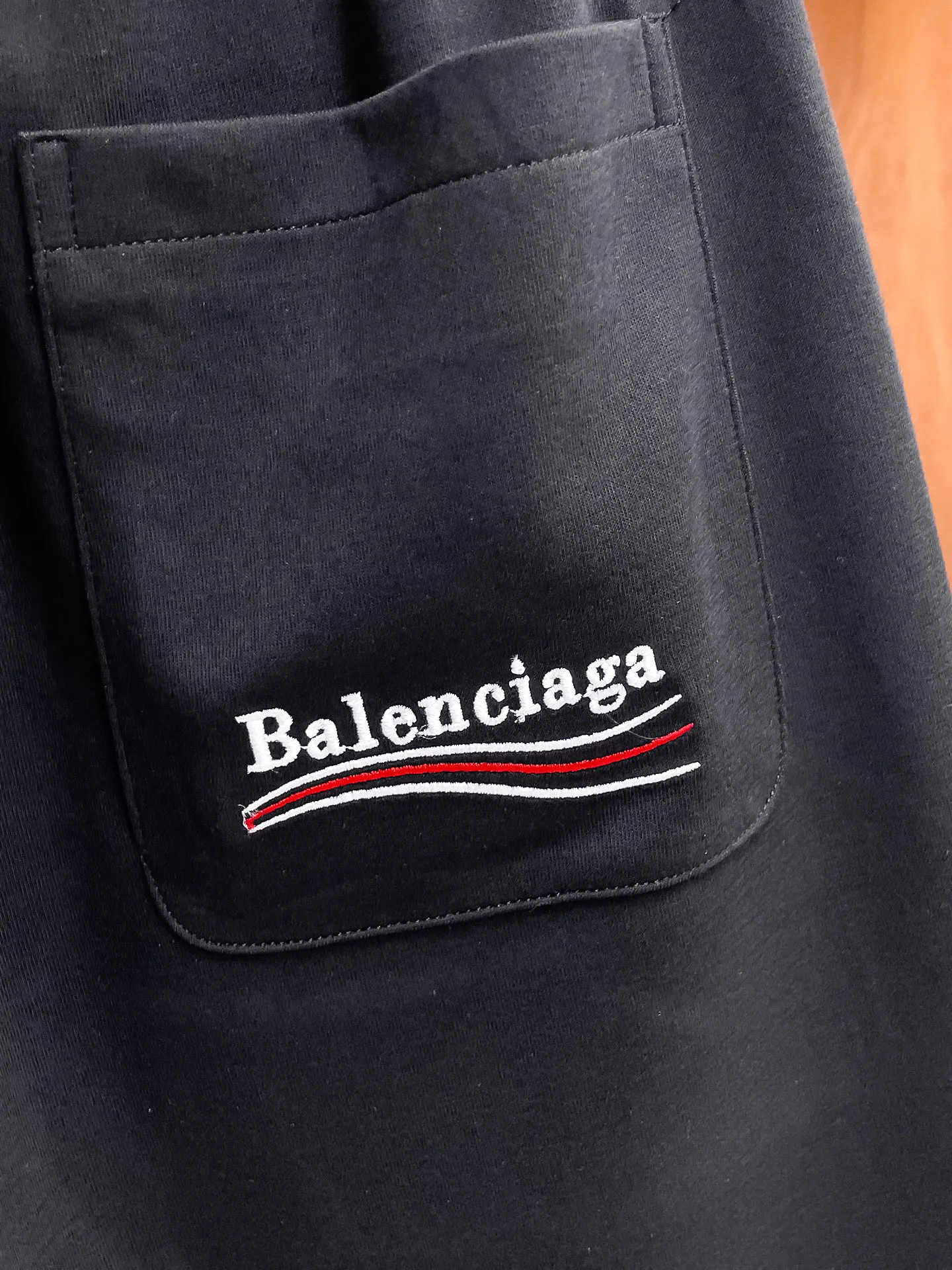 Balenciaga's three-standard complete 2026 summer New Arrival men's casual shorts, advanced custom-made Breathable fabric, Breathable fabric, extremely stretchy and comfortable, impeccable details, top-grade accessories, original logo design concept, delicate and soft feel! The upper body fit is awesome! Size: M-XXXL Please state your height and weight when ordering